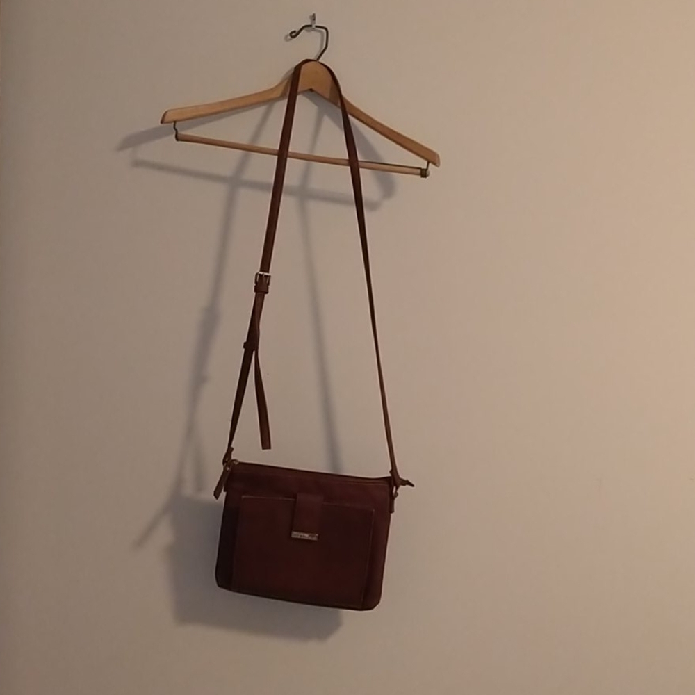 Enzio Angiolini crossbody bag in maroon color